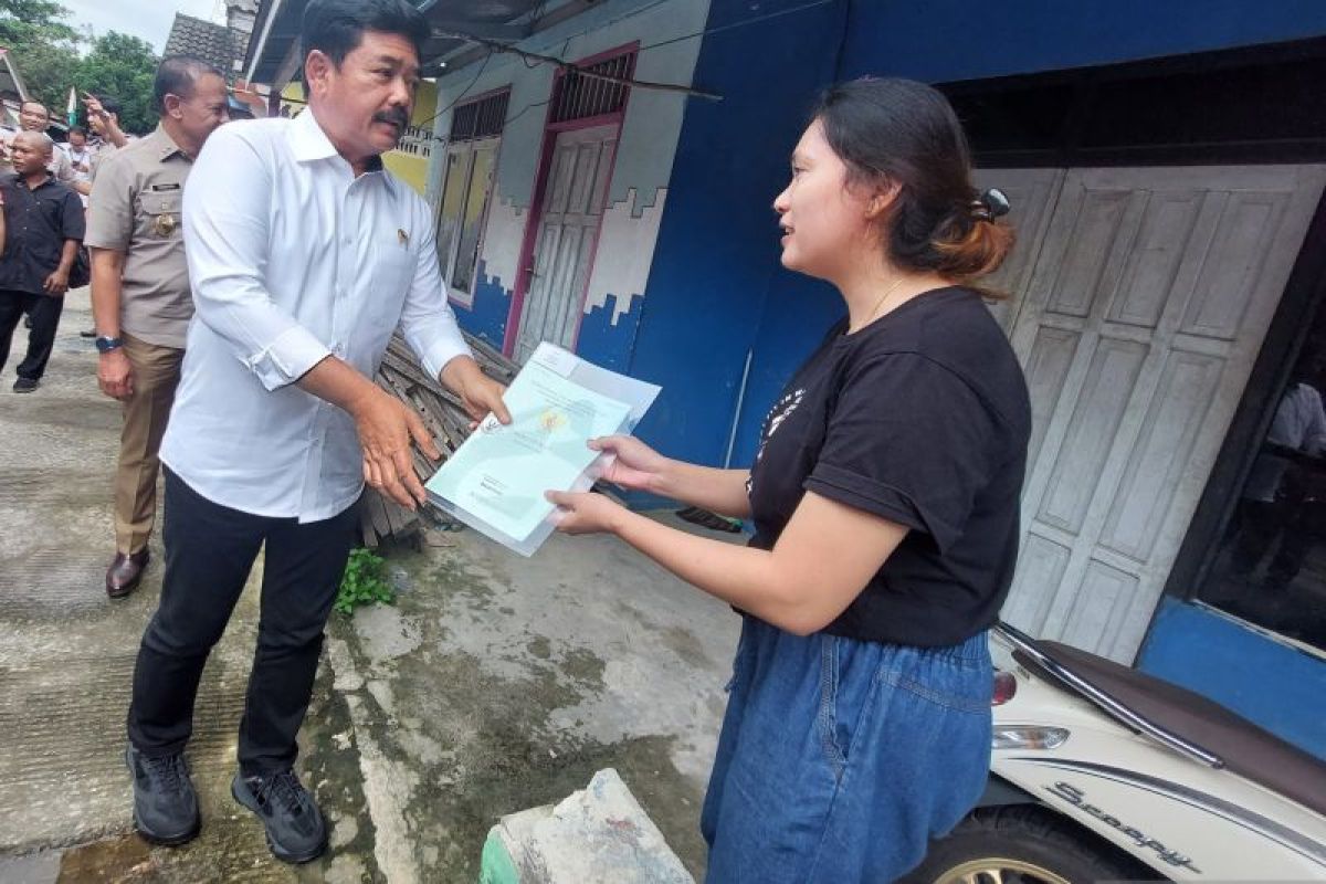 Menteri ATR/BPN serahkan sertifikat tanah PTSL di Kalimantan Timur 