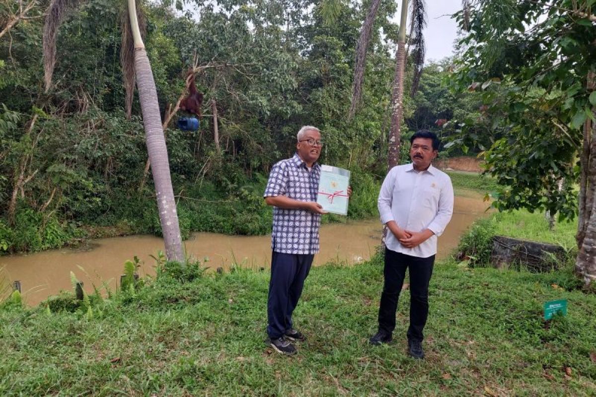 Menteri ATR serahkan sertifikat untuk konservasi orang utan 685,9 Ha