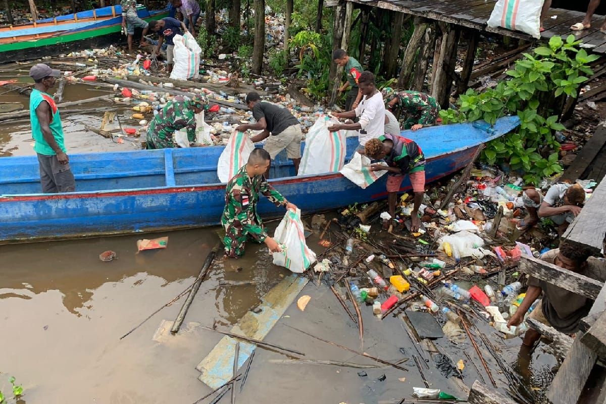 Prajueit TNI bersama warga bersihkan sungai di Papua Selatan