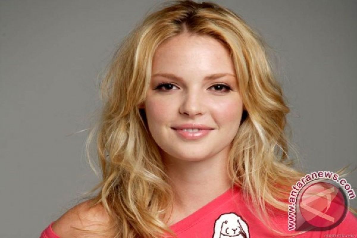 Aktris Amerika Serikat Katherine Heigl tampil kembali di Emmy Awards setelah 10 tahun absen