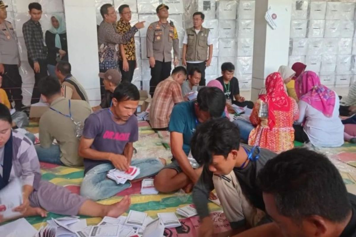 Sortir ekstra teliti, KPU OKU Timur temukan ribuan surat suara rusak
