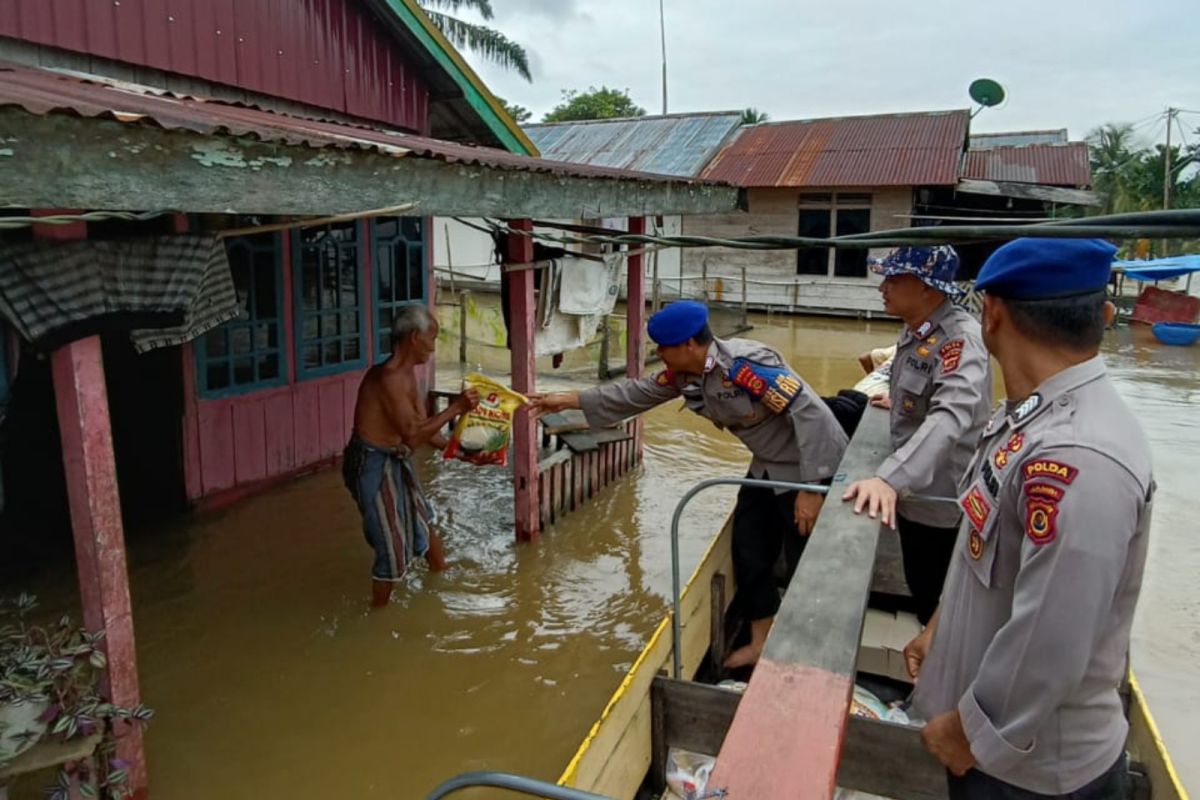 Ditpolairud bagikan sembako korban banjir di Muaro Jambi