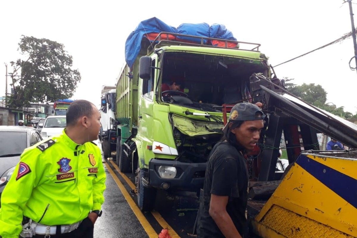 Tiga truk terlibat kecelakaan beruntun di Ciruas
