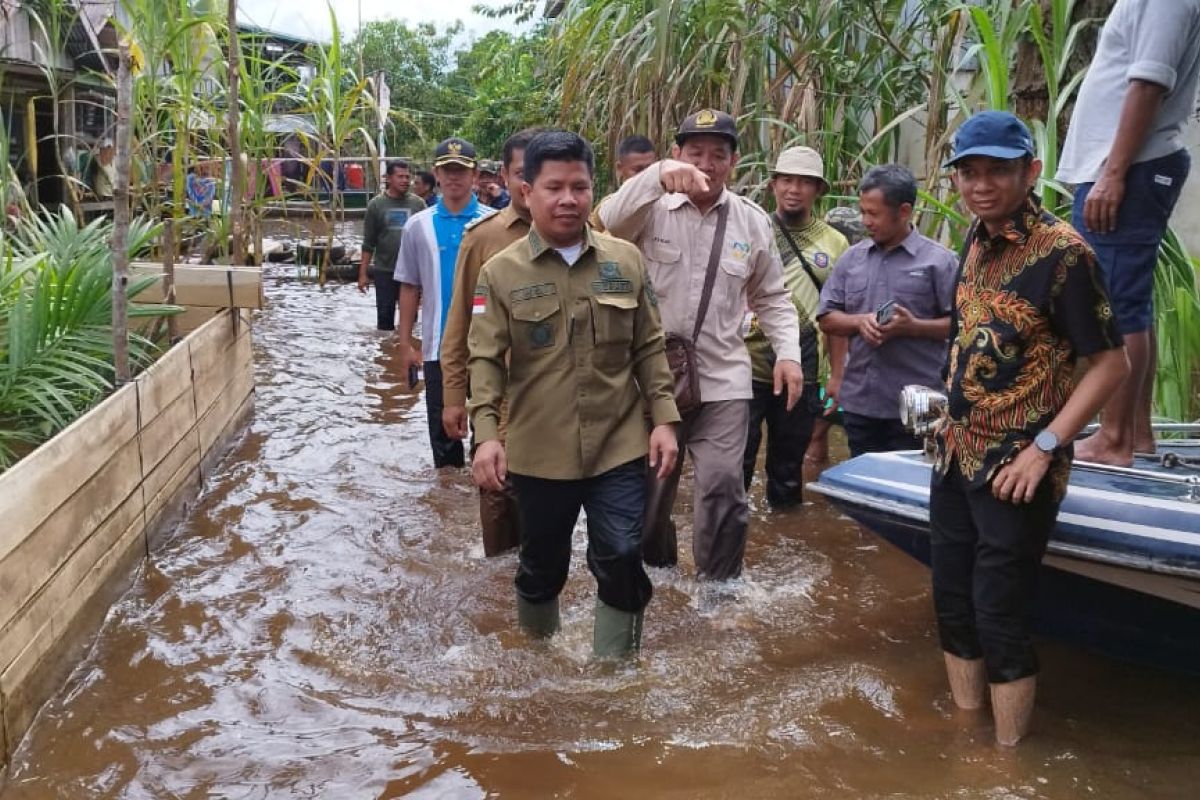 Bupati Satono salurkan bantuan bagi warga terdampak banjir di dua desa