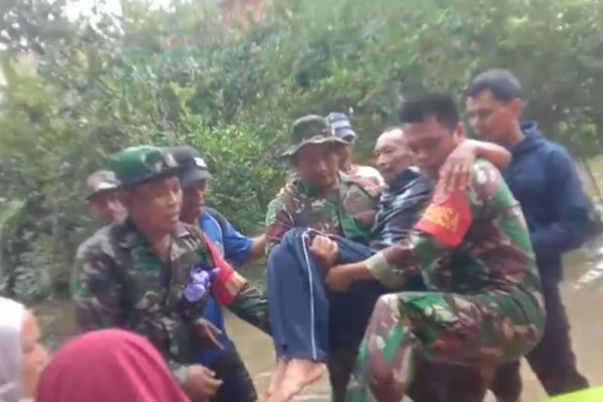 Babinsa evakuasi warga karena jalan terputus diterjang banjir