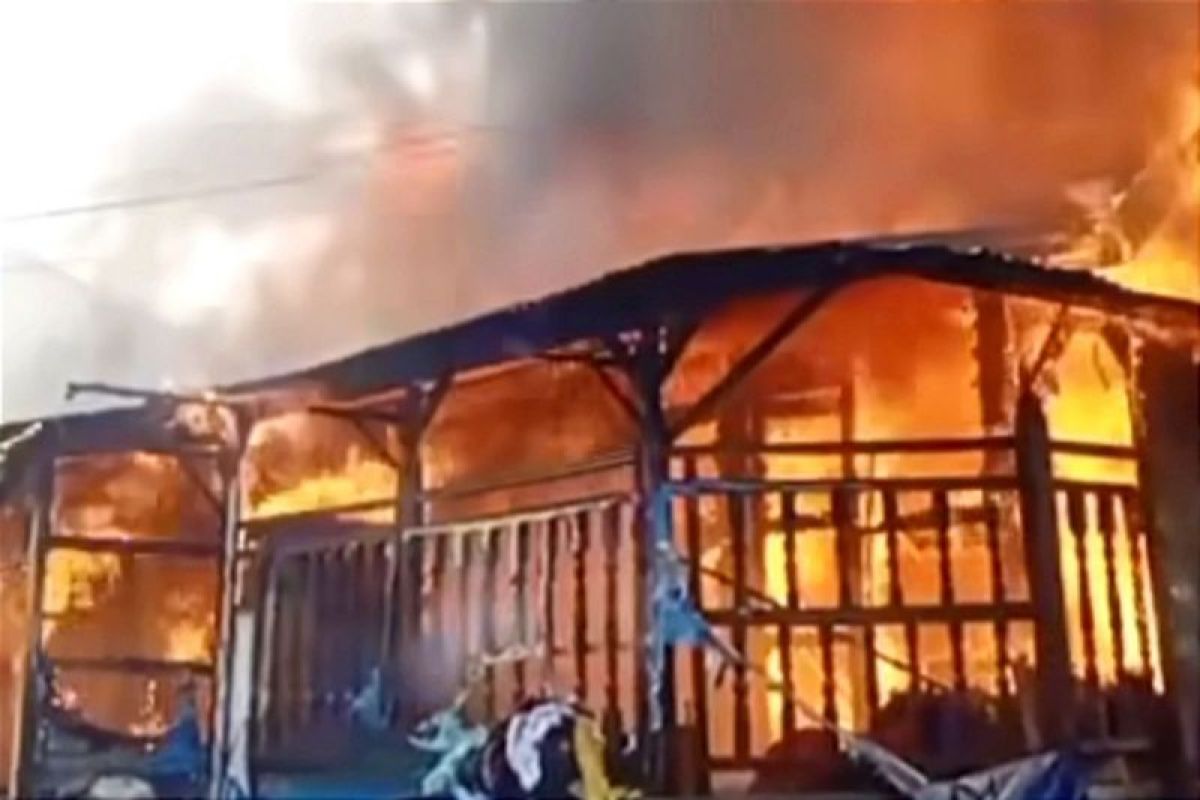 Rumah di Dupak Timur Surabaya terbakar