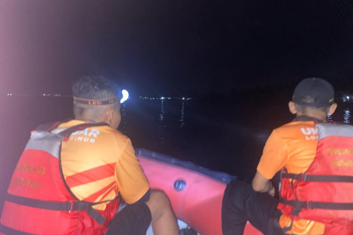 Tim SAR evakuasi jasad korban tenggelam di pantai Lombok Timur