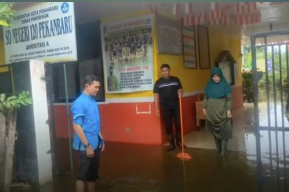 Dua SD di Pekanbaru belajar daring akibat banjir