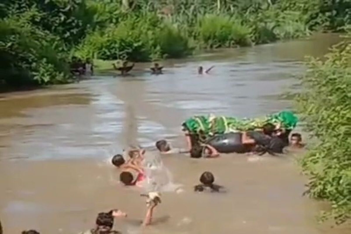 Warga seberangi sungai bawa jenasah ke pemakaman di Pesisir Barat