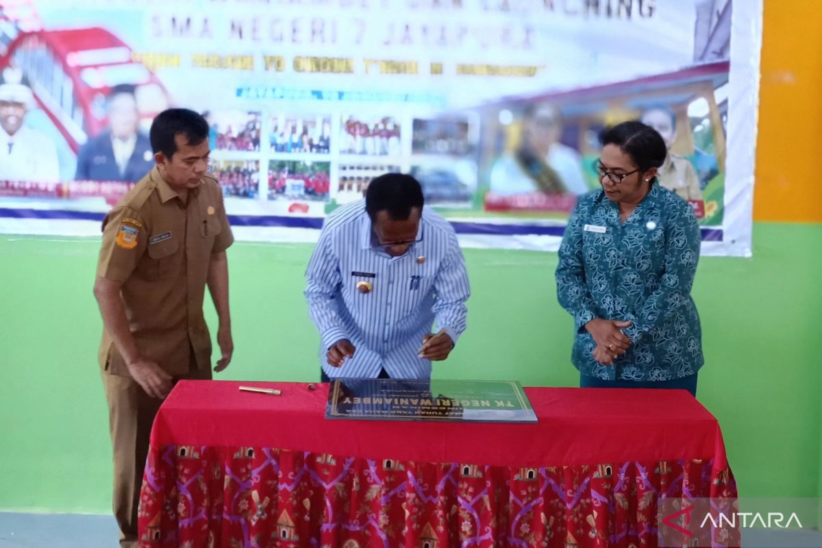 Pj wali kota meresmikan SMA Negeri 7 Jayapura dan TK Negeri Waniambey