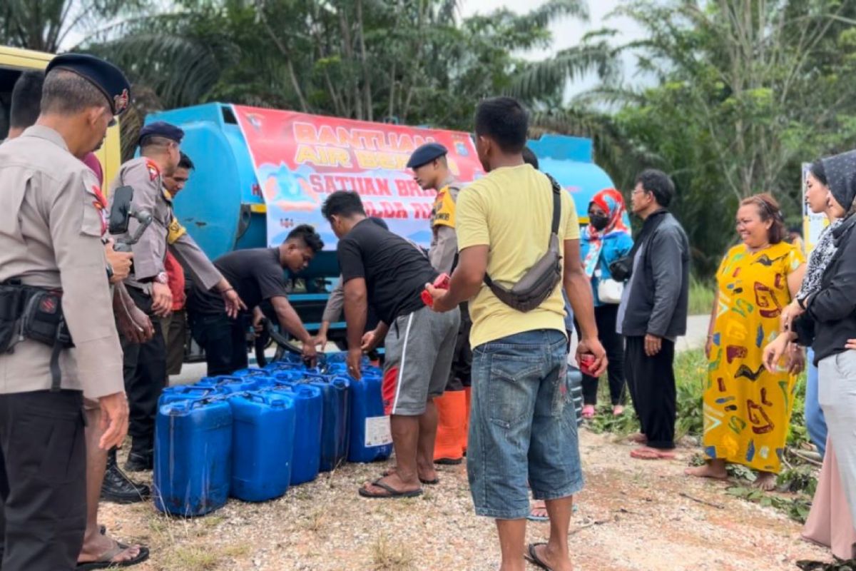 Brimob Polda Riau sediakan 5 ribu liter air bersih untuk korban banjir di Pekanbaru