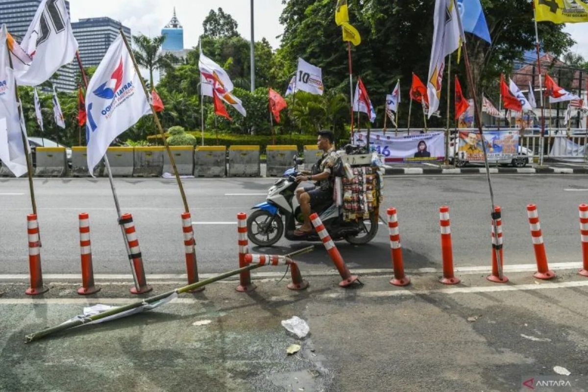 Bawaslu dan Satpol PP DKI tertibkan APK parpol di tiga wilayah Jakarta