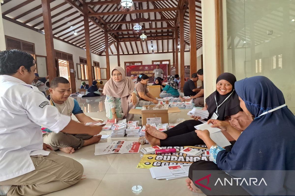 KPU  Surakarta sortir dan lipat surat suara DPR RI dan DPRD