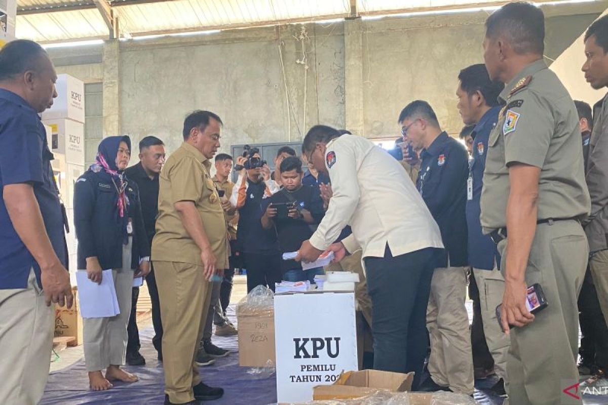 Gubernur Sultra cek kesiapan Pemilu di gudang logistik KPU Kota Kendari