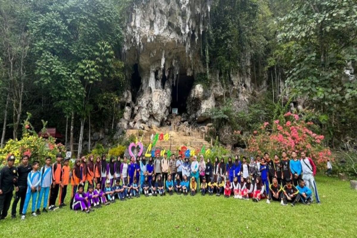 Disbudporapar introduces cultural heritage sites in Tanah Bumbu to students