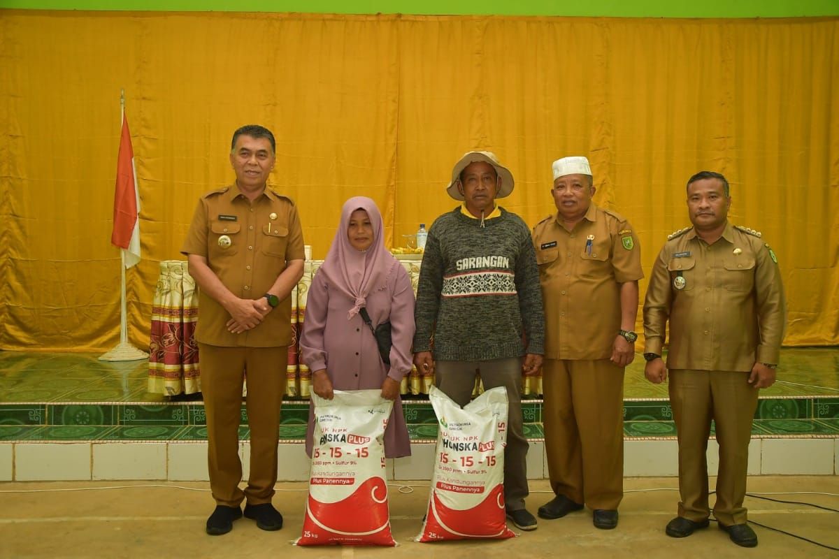 Bupati Natuna serahkan 400 kg pupuk ke warga Batubi