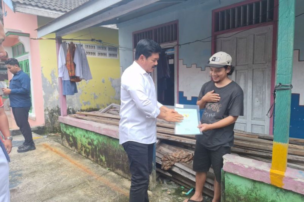 Menteri ATR/BPNserahkan sertifikat kepada warga Manggar Balikpapan