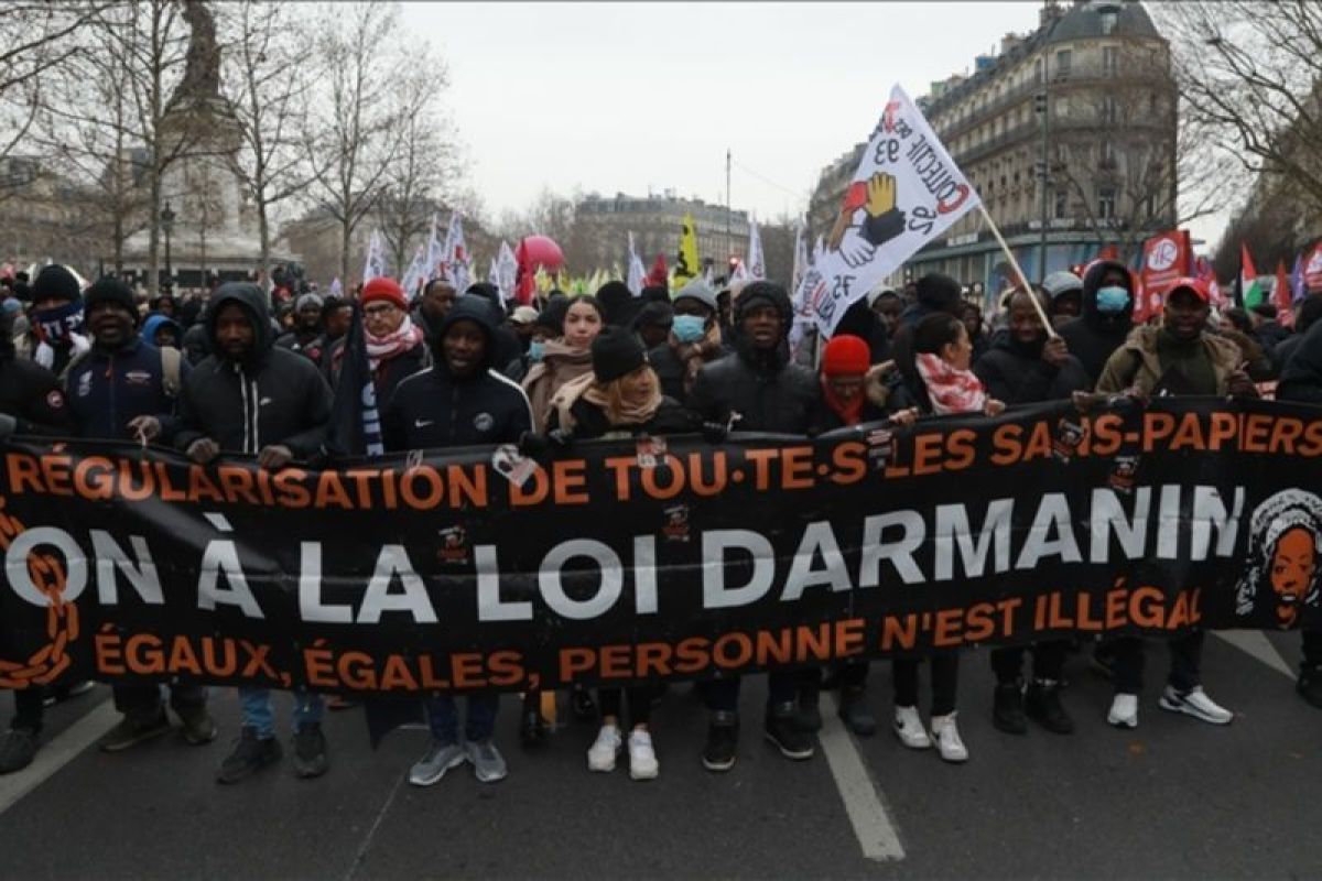 UU Imigrasi kontroversial Prancis picu unjuk rasa besar di Paris