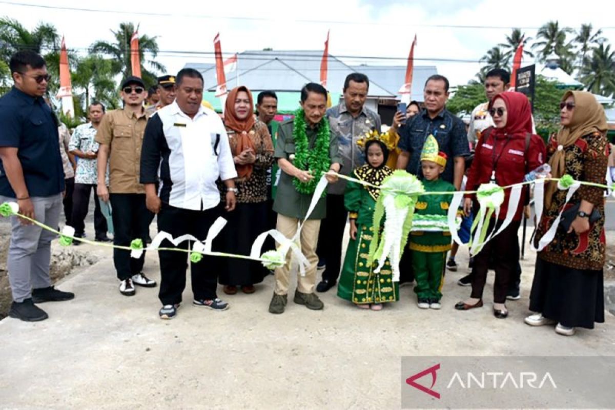 Bupati Gorontalo resmikan proyek jalan dan faskes di Boliyohuto