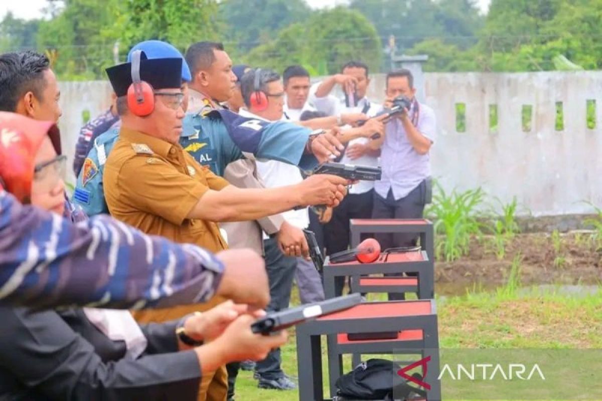 Perkuat sinergitas, Forkopimda Tanjung Balai nembak dan lempar pisau