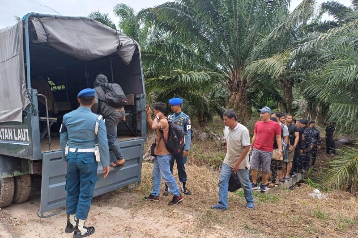 Sembunyi di kebun sawit, Lanal Dumai gagalkan keberangkatan 16 PMI ke Malaysia