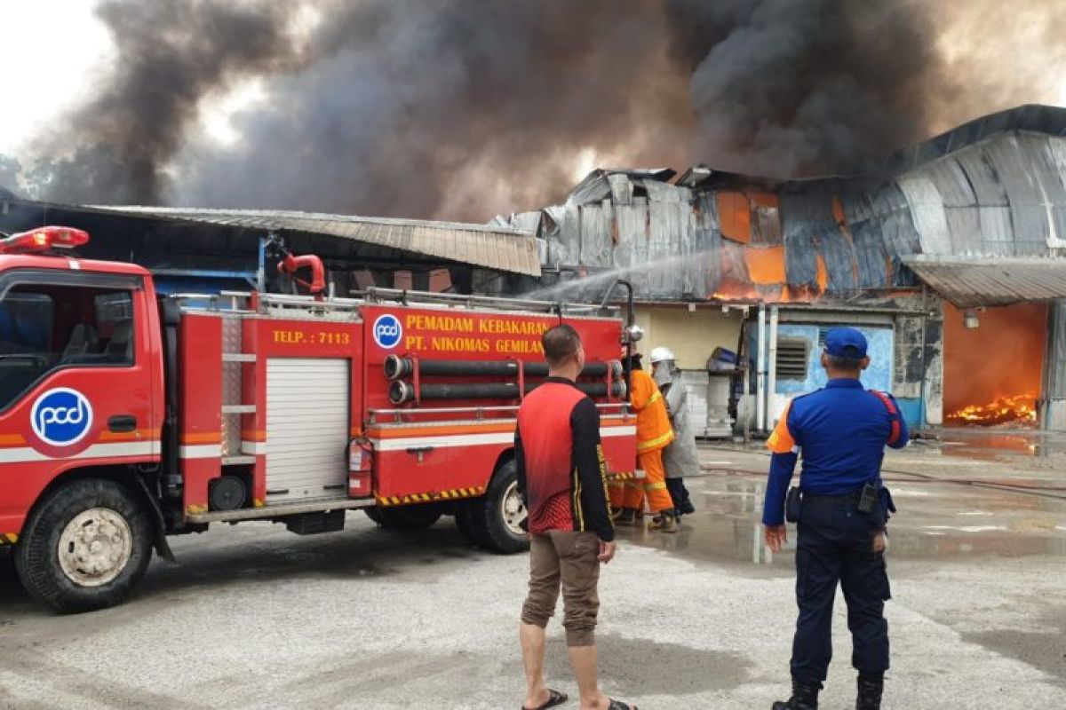 Pabrik produksi batu apung di Cikande Serang terbakar