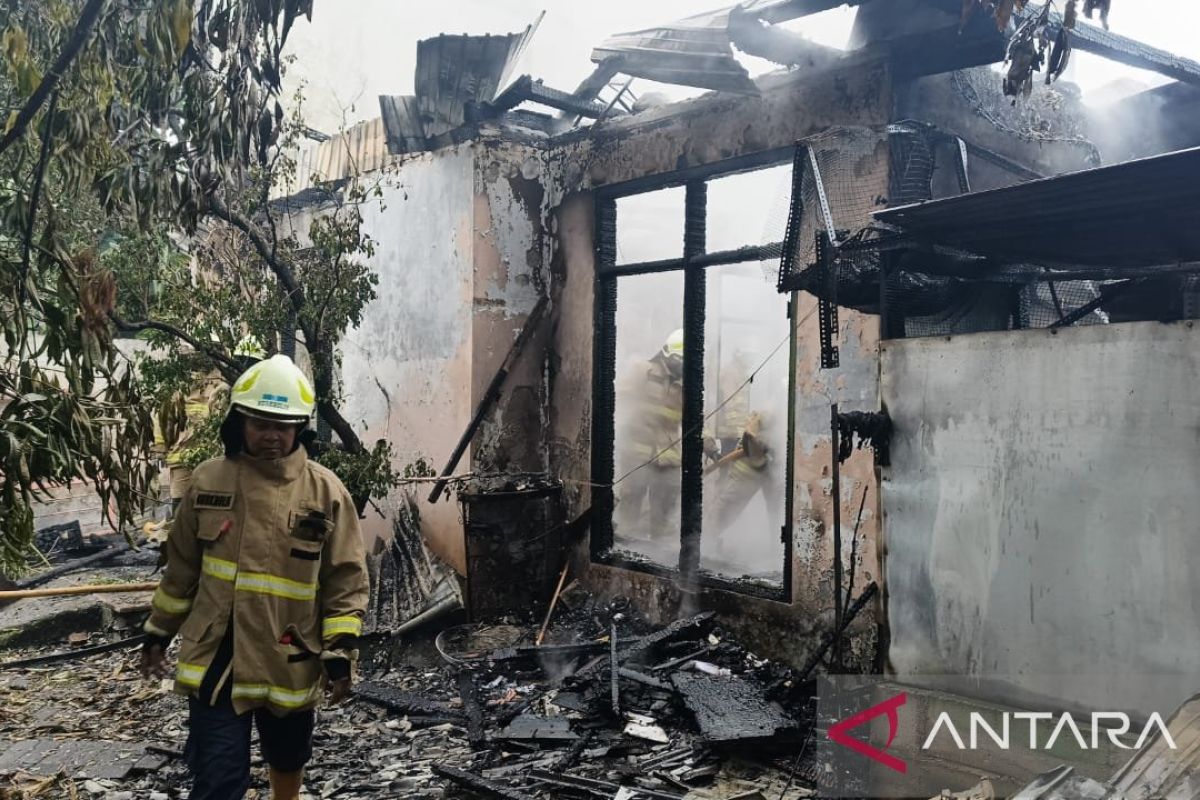Satu rumah di kawasan Condet ludes terbakar