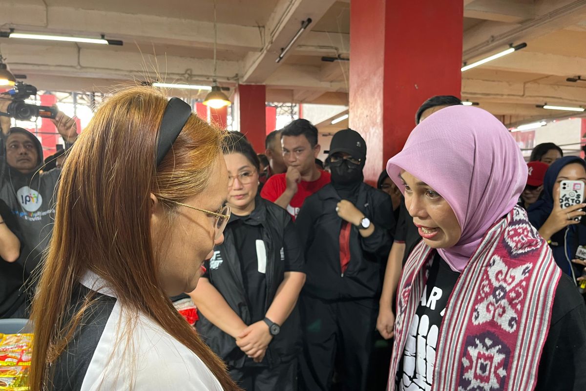 Atikoh Ganjar dapat keluhan harga bahan pokok di Pasar Bersehati