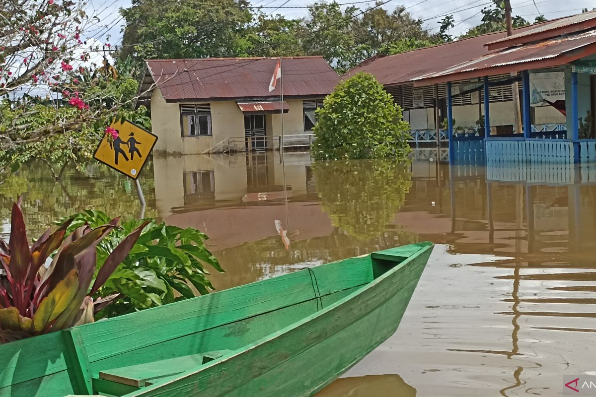 Dua rumah rusak dan 30.168 warga Kapuas Hulu terdampak banjir