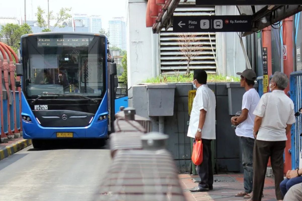 TransJakarta tingkatkan layanan lewat rute hingga benahi ruang tunggu