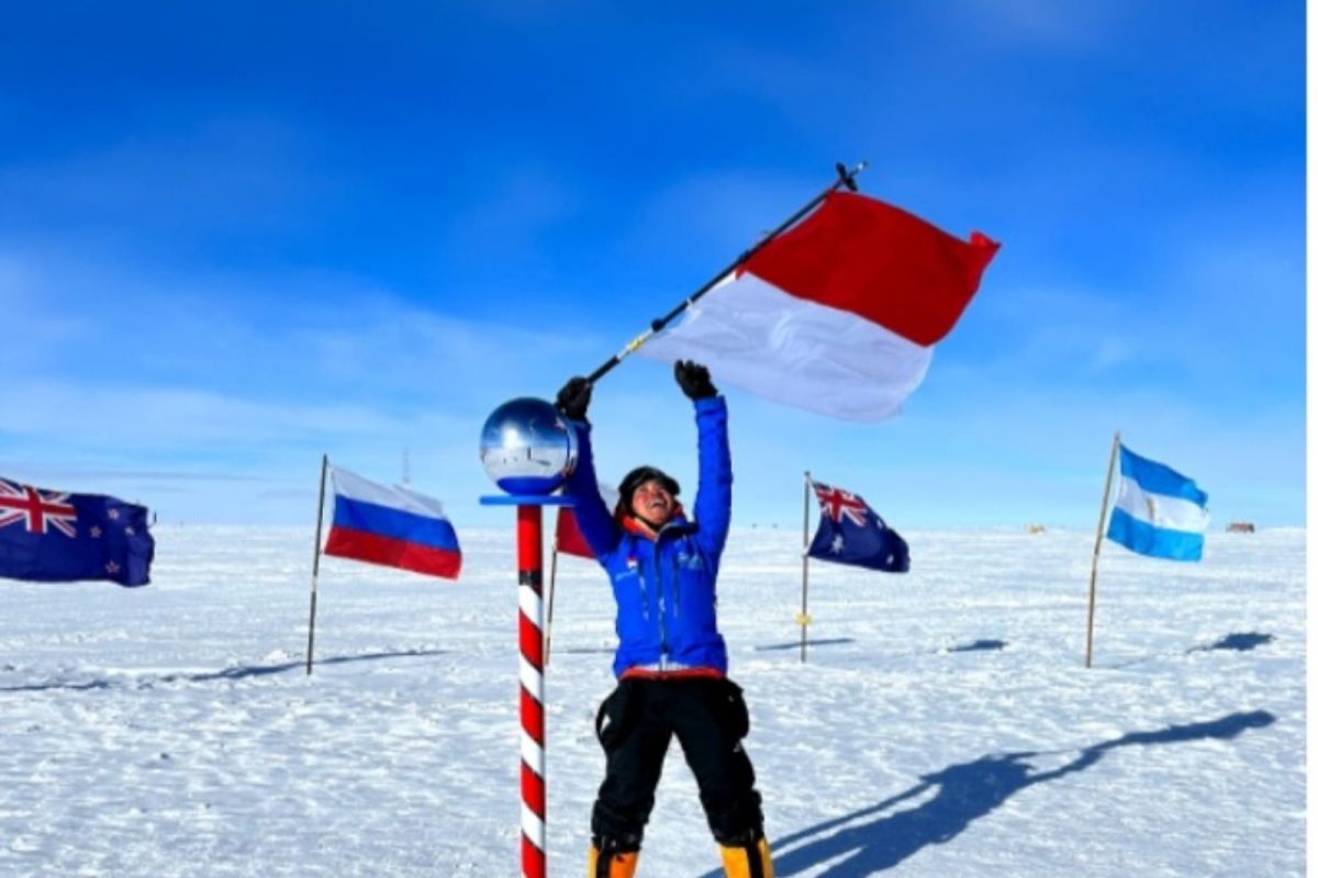 Putri Handayani berhasil kibarkan bendera merah putih di Kutub Selatan