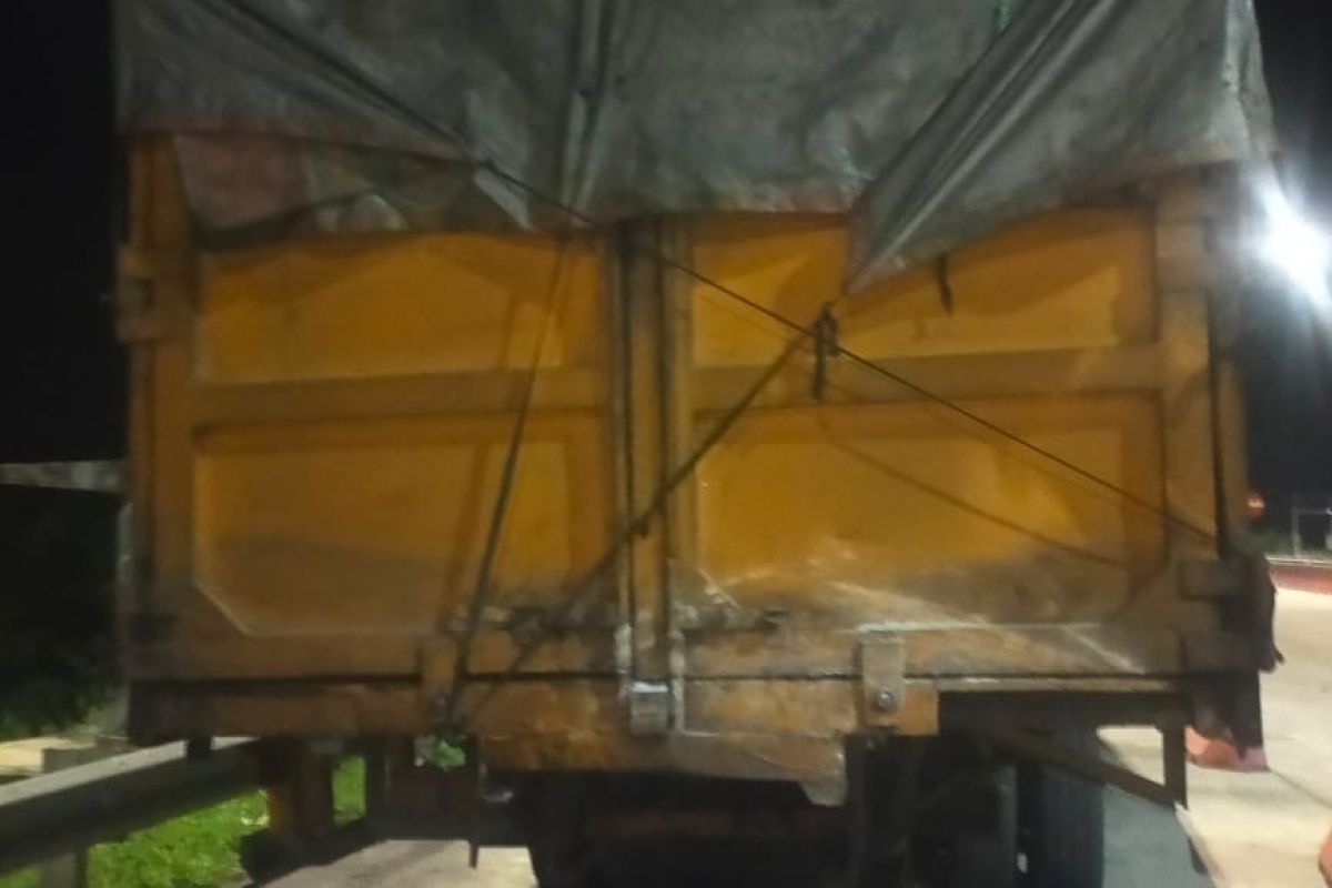 Mobil tabrak truk di Tol Pekanbaru-Dumai, dua tewas
