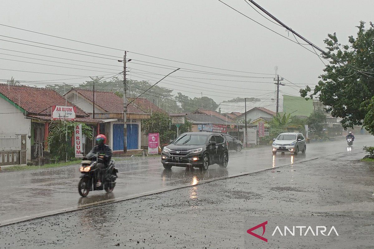 BMKG : Hujan lebat berpotensi guyur sebagian kota besar Indonesia