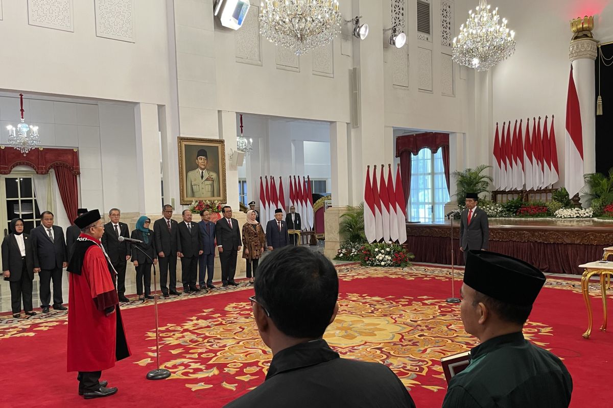 Presiden Jokowi lantik Arsul Sani menjadi Hakim Konstitusi di Istana Negara