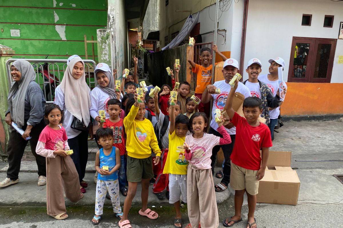 Relawan Prabowo sosialisasi Pilpres sekali putaran di Maluku dan bagi susu gratis