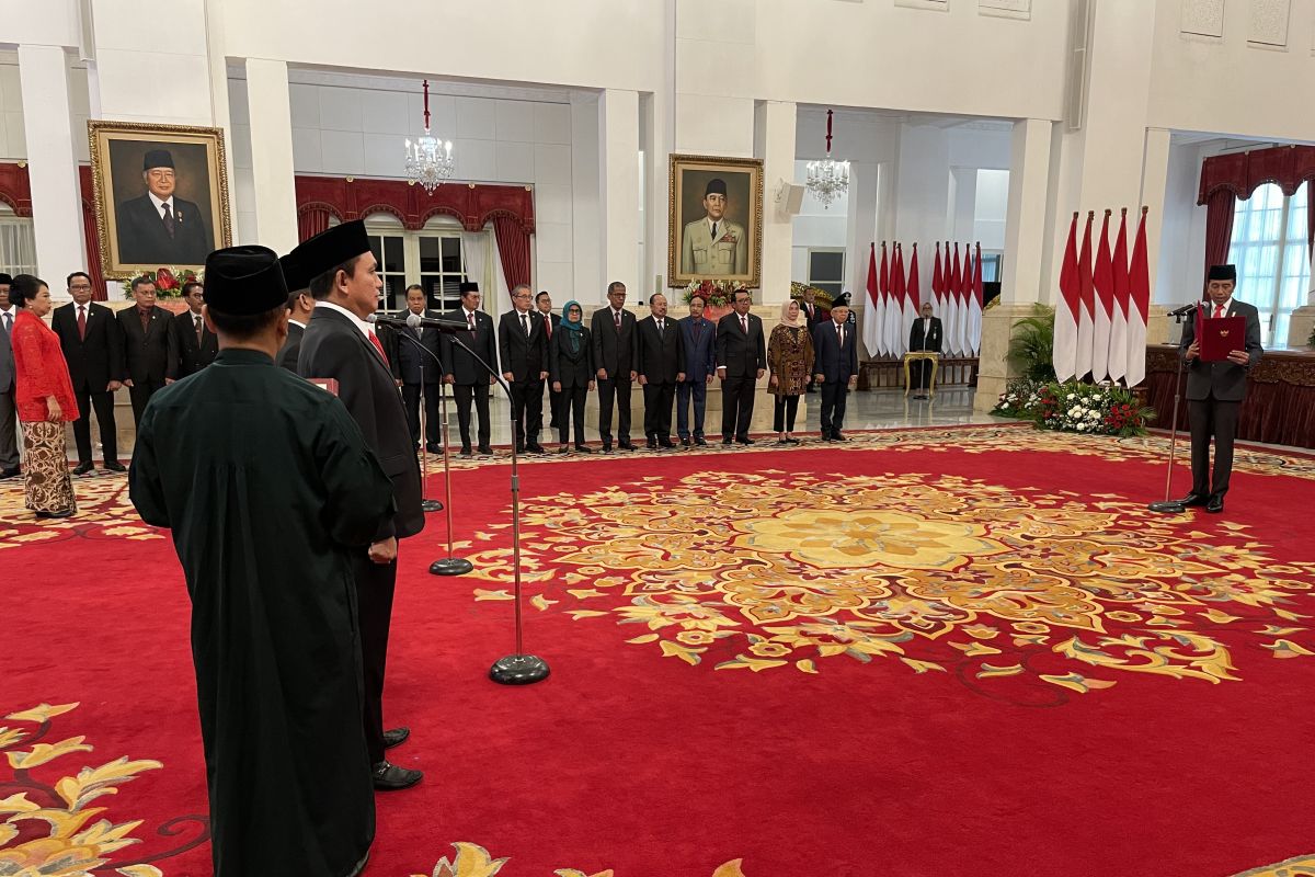 Presiden Jokowi melantik anggota KPPU di Istana Negara