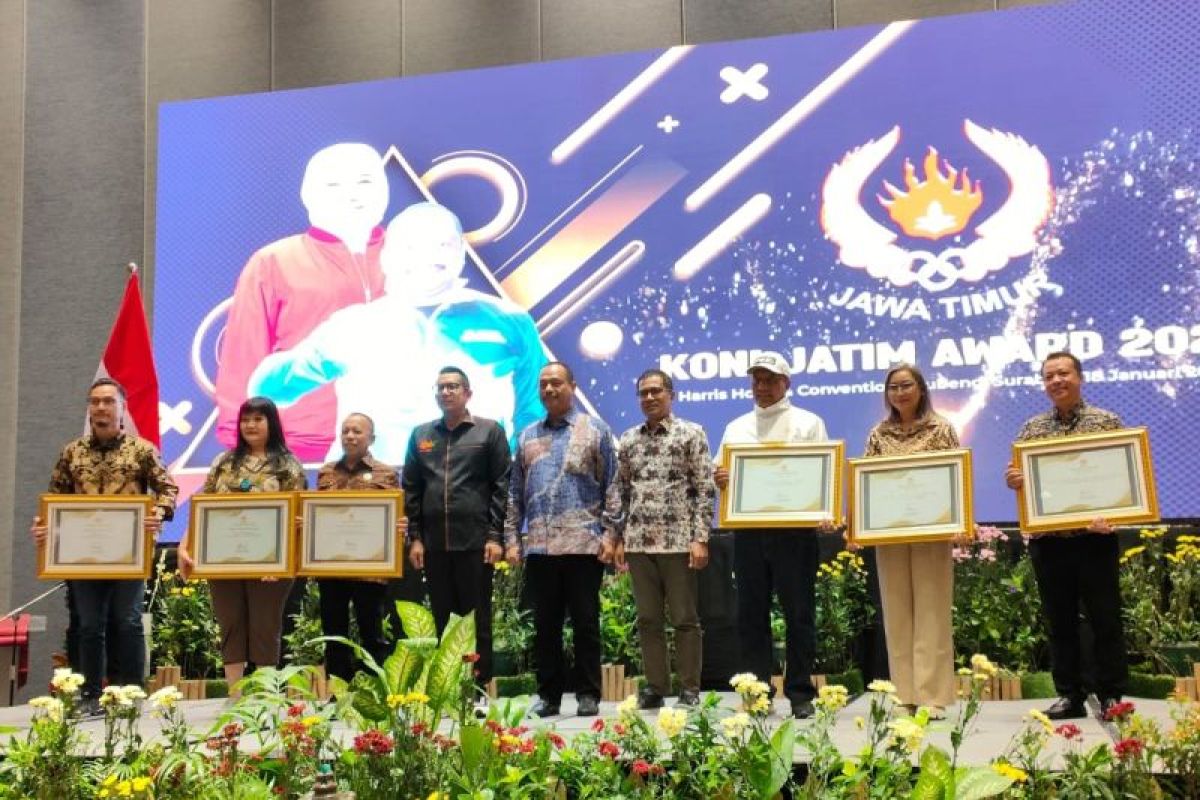Warek III Ubaya dapat penghargaan KONI Jatim Award 2023