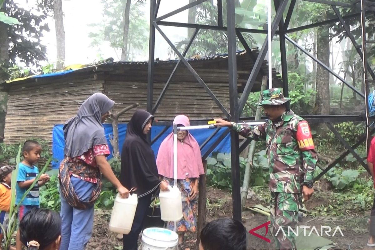 TNI buatkan sumur bor bagi masyarakat Tanah Datar kesulitan air bersih