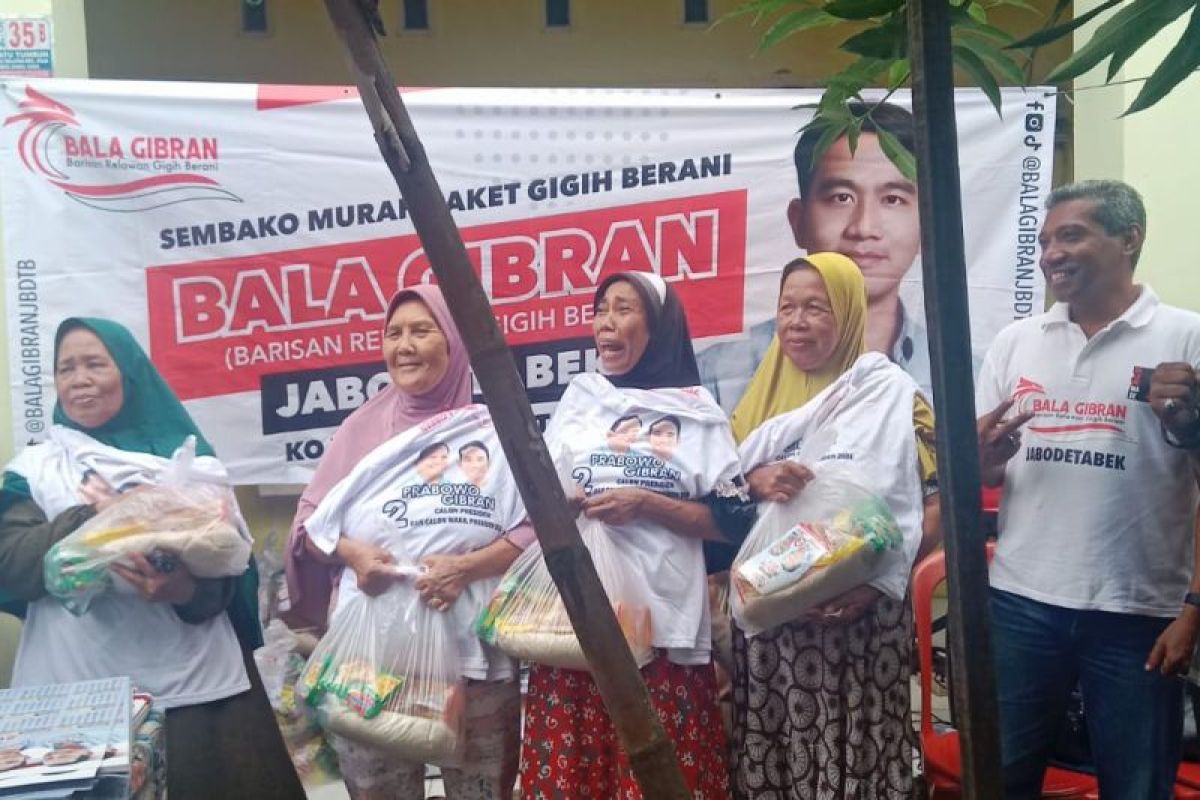 Relawan Bala Gibran bagikan bantuan pangan dengan menjual murah