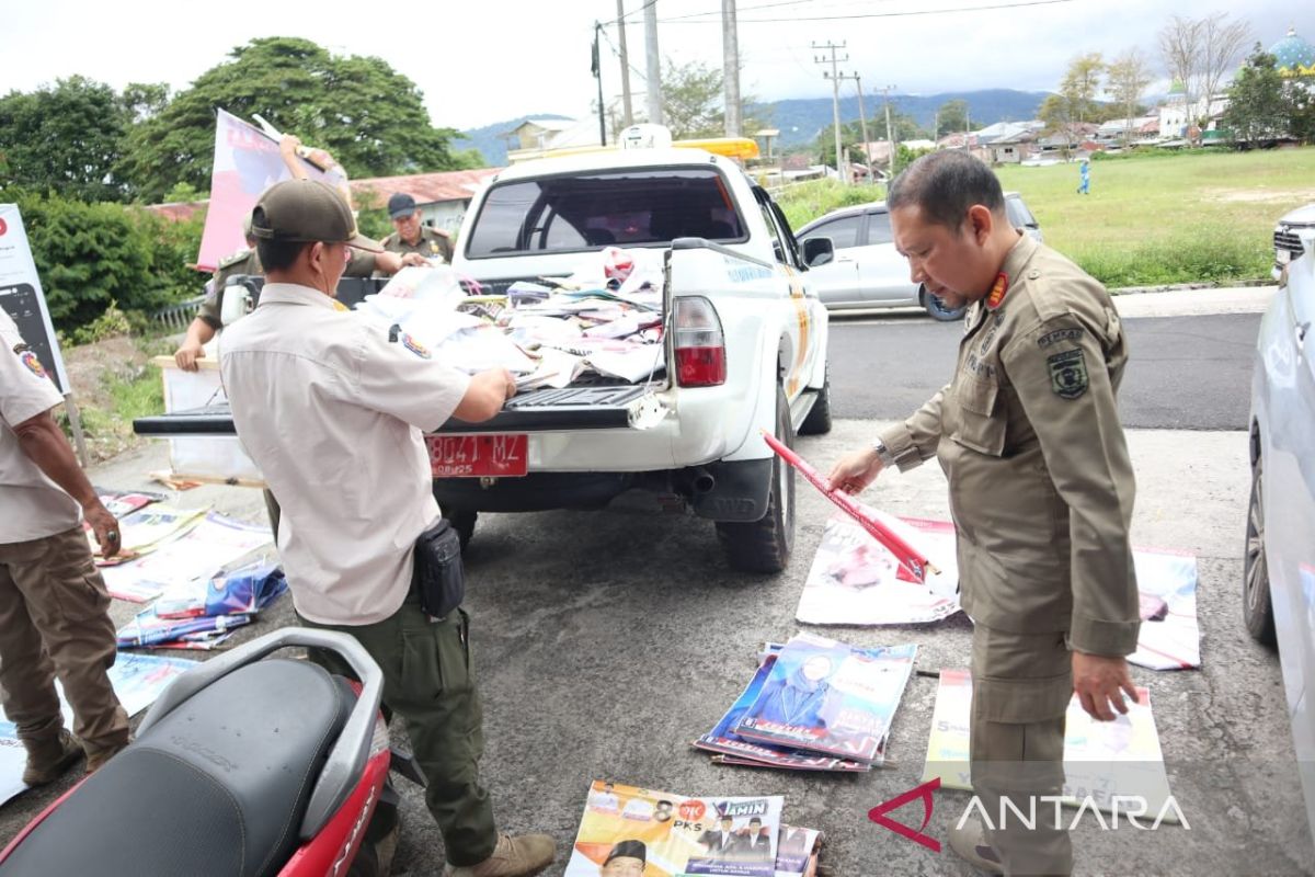 Bawaslu Lampung Barat menertibkan APK parpol di zona terlarang
