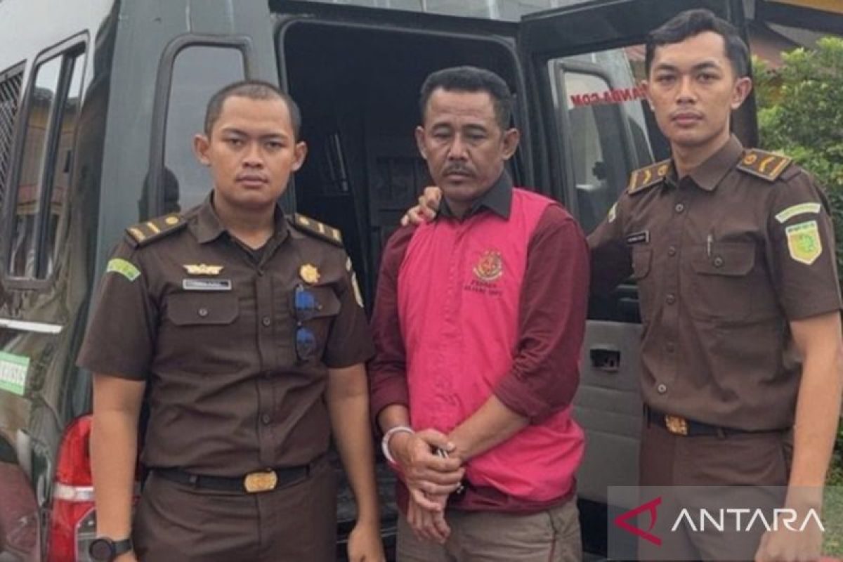 Kejari Inhu tahan Kades tersangka korupsi APBDes Tanjung Sari