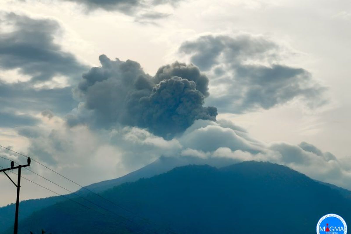 Gunung Lewotobi Laki-laki kembali melontarkan abu vulkanik