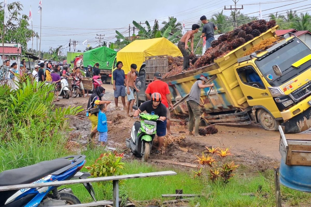 Truk bermuatan berat amblas di Rantau Panjang Kayong Utara