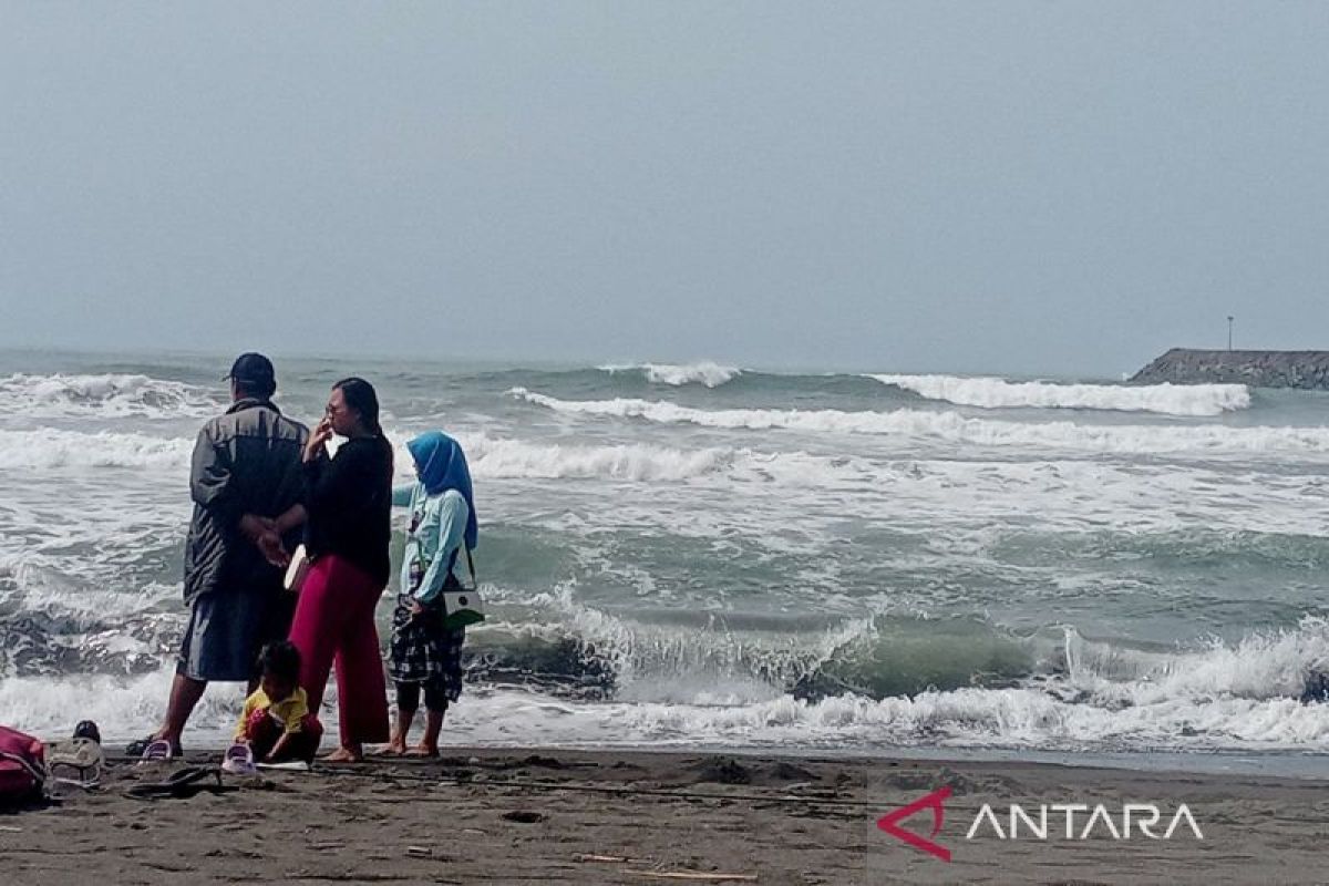 BMKG: Waspadai gelombang tinggi di laut selatan  Jawa Barat