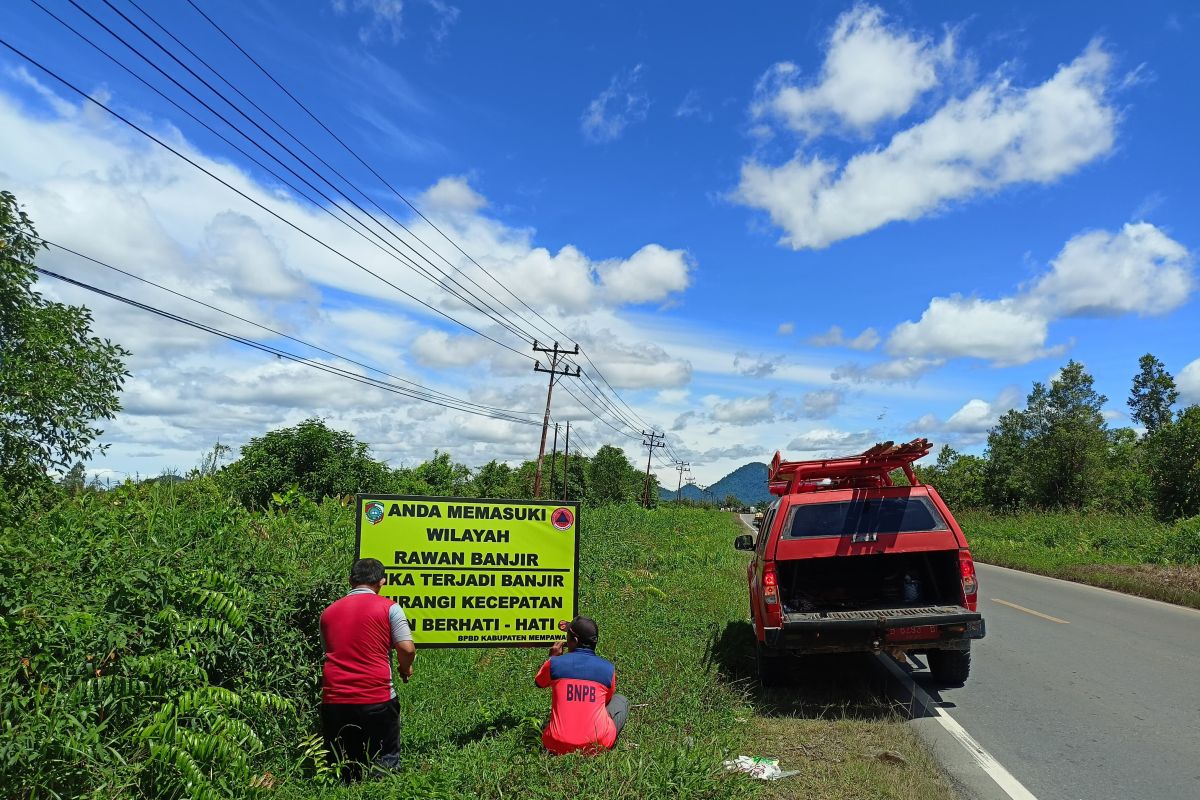 Jalan nasional di Mempawah tergenang air hingga setengah meter