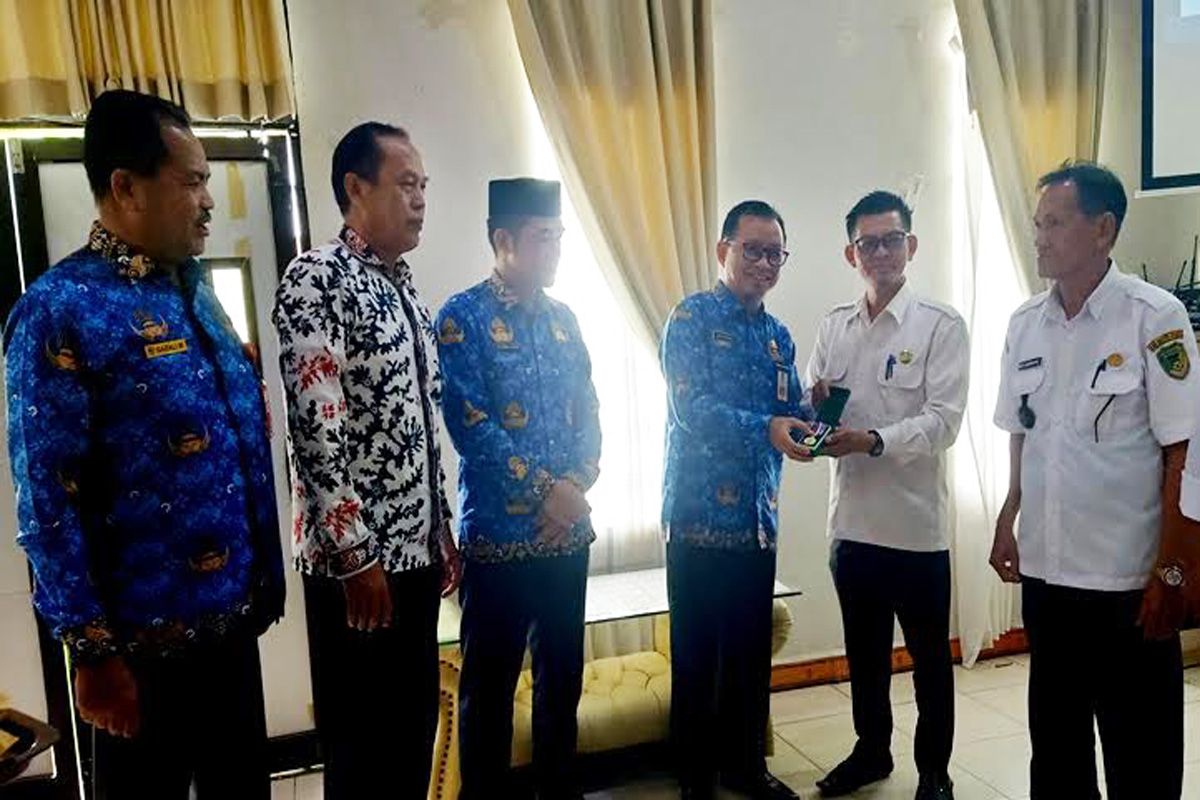 7 desa di Barito Utara terima lencana desa mandiri