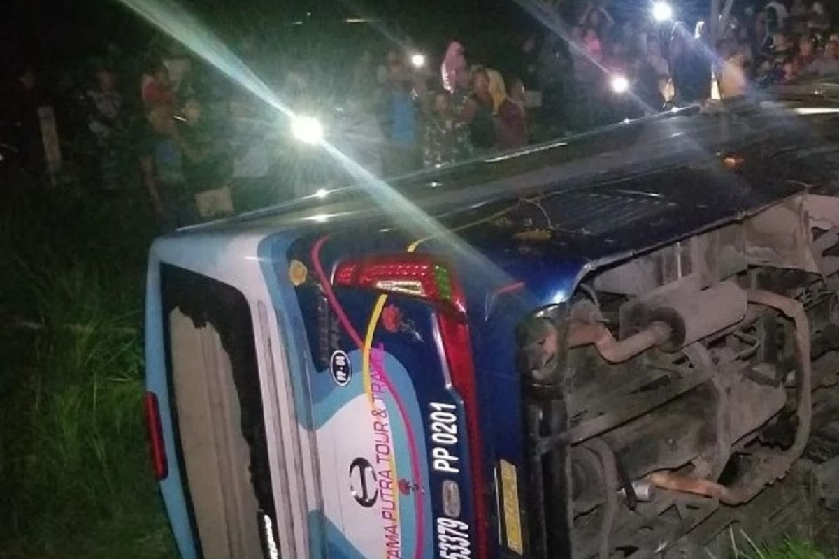 Satu orang meninggal, Bus rombongan SMA Sidoarjo kecelakaan di ruas Tol Ngawi
