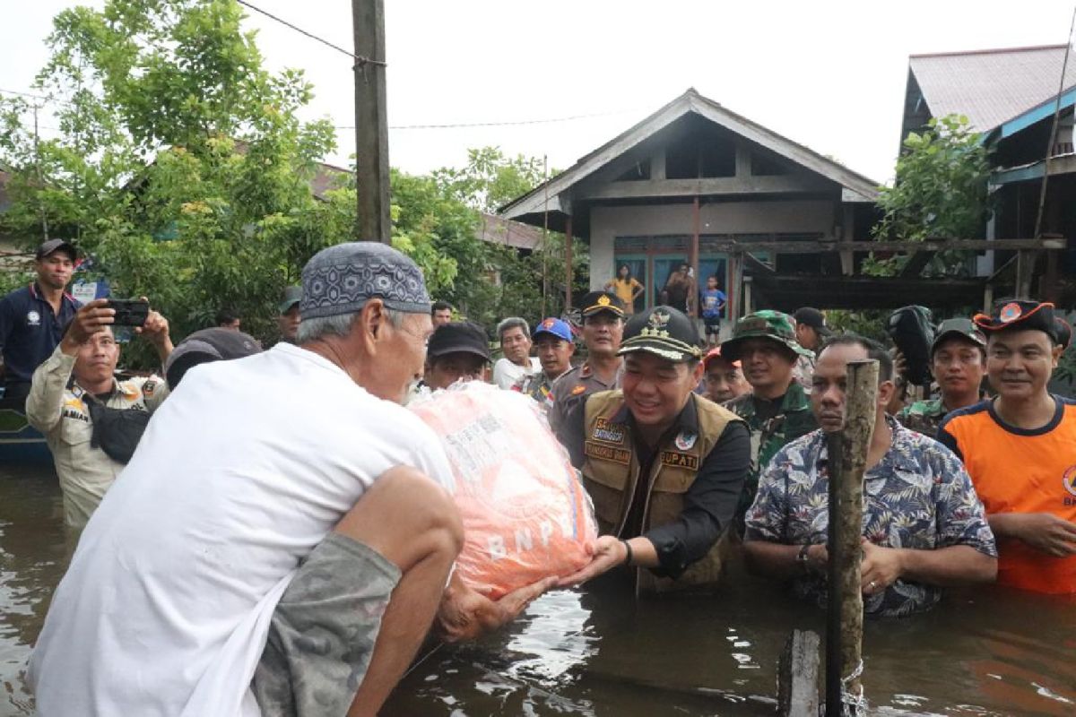 Pemkab Kapuas Hulu salurkan 97,8 ton beras untuk warga terdampak banjir