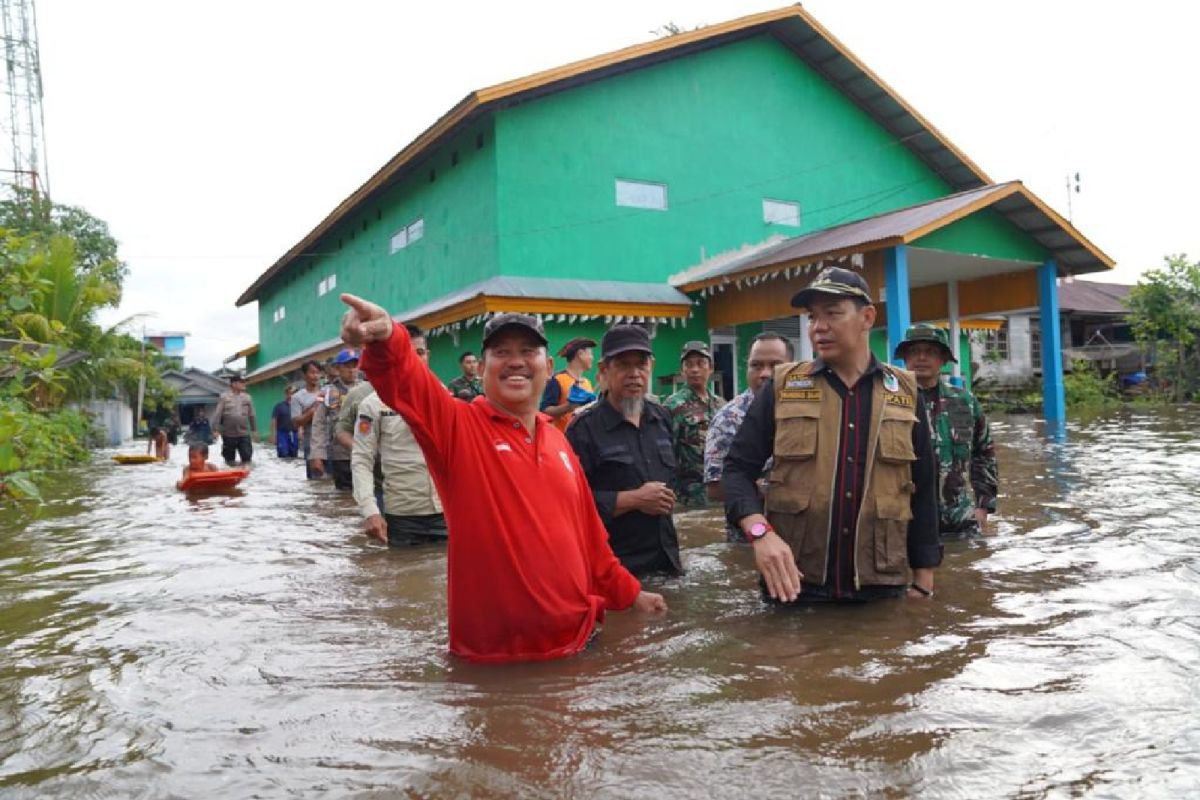 Bupati Kapuas Hulu ingatkan warga jaga kesehatan dan keselamatan saat banjir