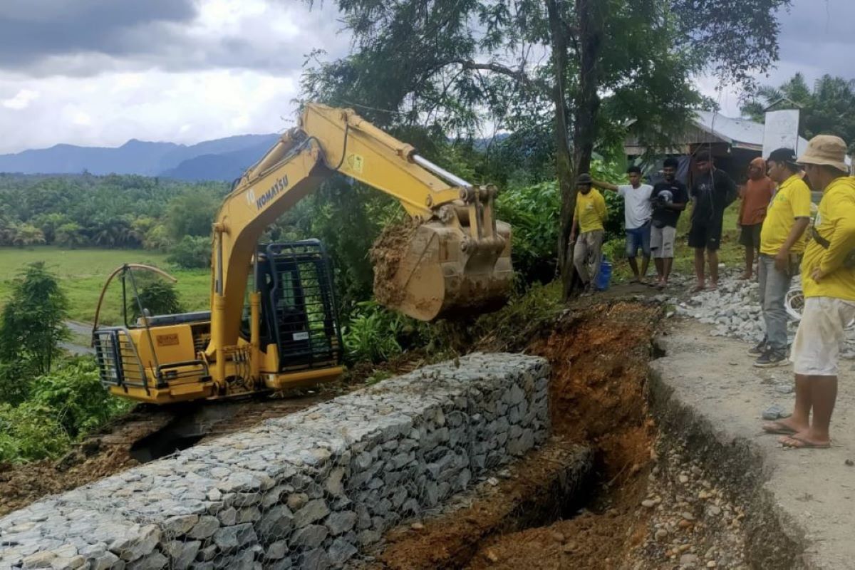 Bronjong jalan di Kampar dan Kuansing ambles